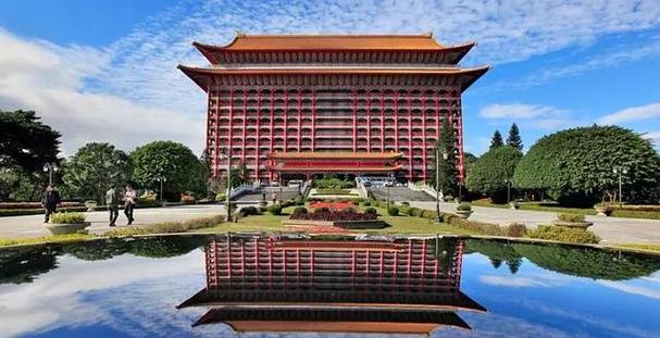 是通过举办大型国际会议和展览,带动旅游,交通,酒店及相关服务业的